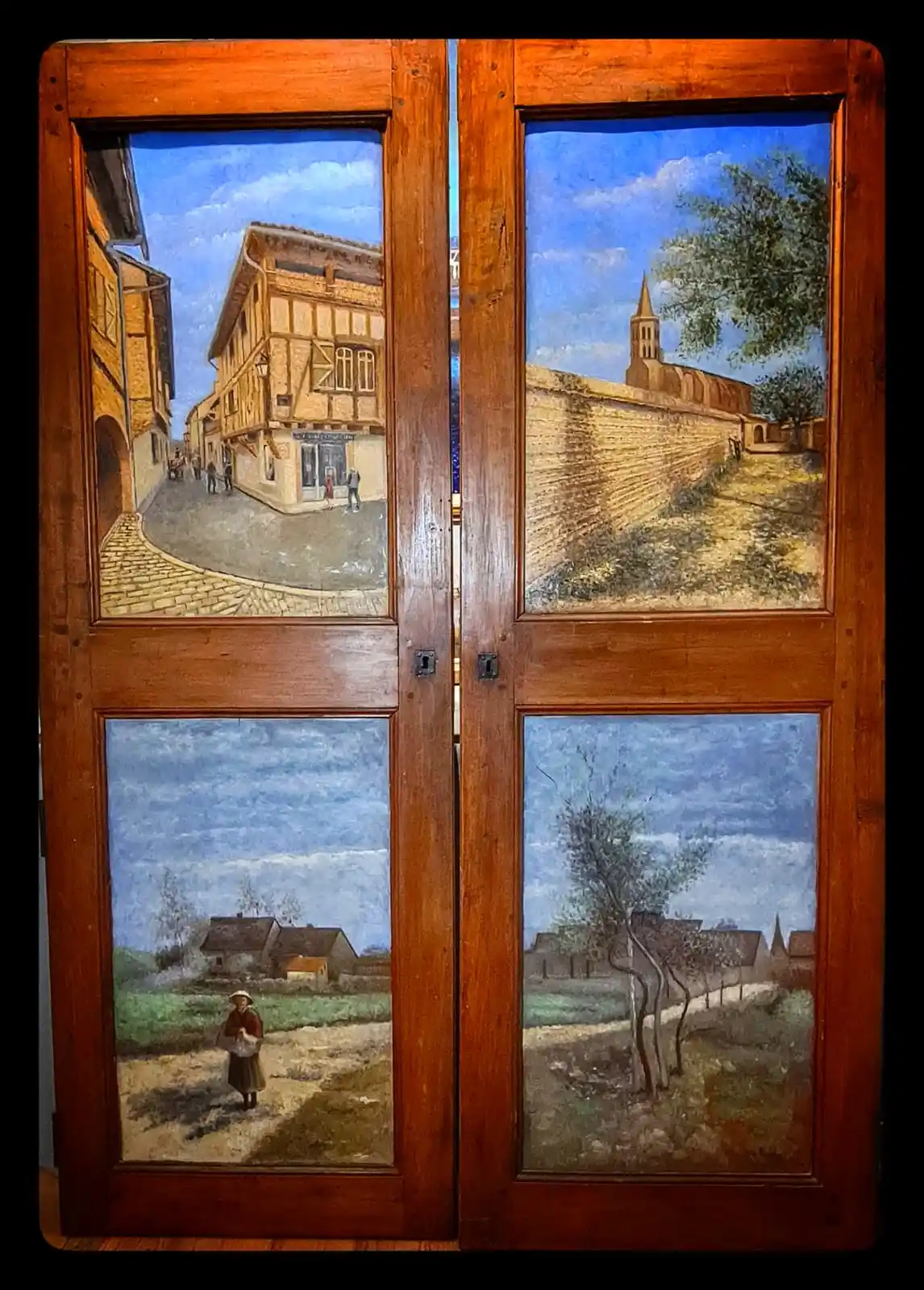 portes de l’armoire Cette tradition évoque immédiatement l'époque des peintres impressionnistes et de l'École de Barbizon en France. Au XIXe siècle et au début du XXe siècle, de nombreux artistes désargentés séjournaient dans des pensions et des auberges de campagne. Pour régler leur note de logement et de nourriture, ils peignaient directement sur les murs, les volets, les meubles ou les portes des établissements.